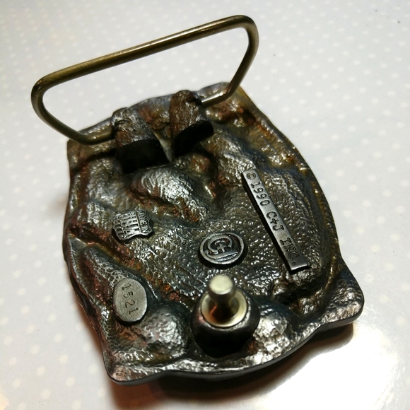 Dart Player Belt Buckle 1990 Pewter with Red Enamel Made In USA Numbere… - Picture 6 of 11